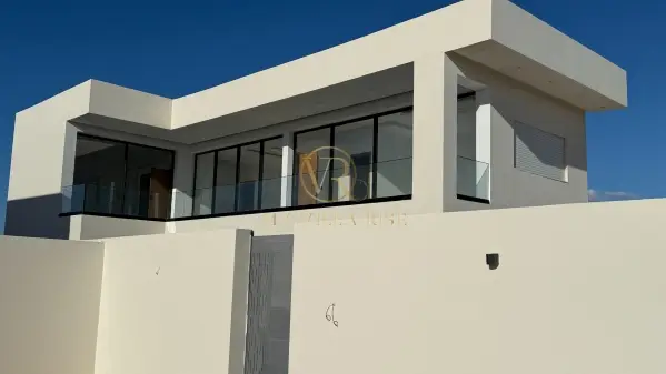 Villa S+5 à vendre – Zone Touristique