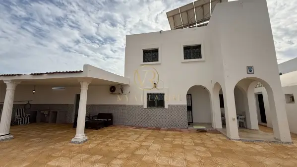 S+4 avec Piscine en Location Annuelle – Tezdaine