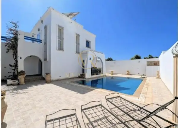 Villa S+3 avec piscine à vendre – Aghir, Djerba (Zone Urbaine)
